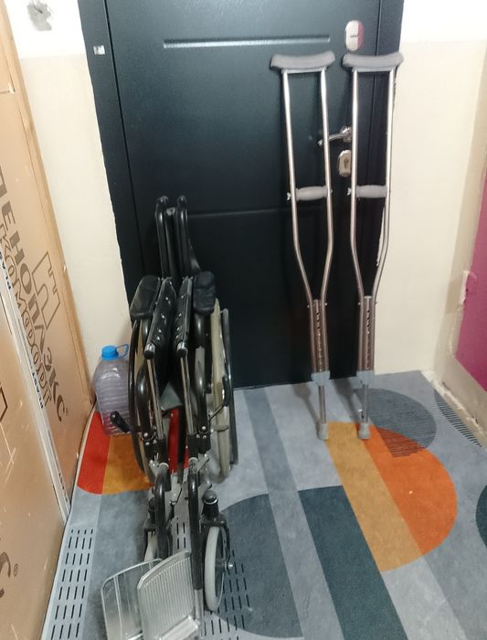 Инвалидная коляска и костыли