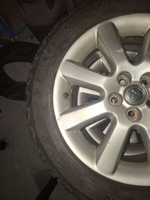 Диски с шинами на Авенсис