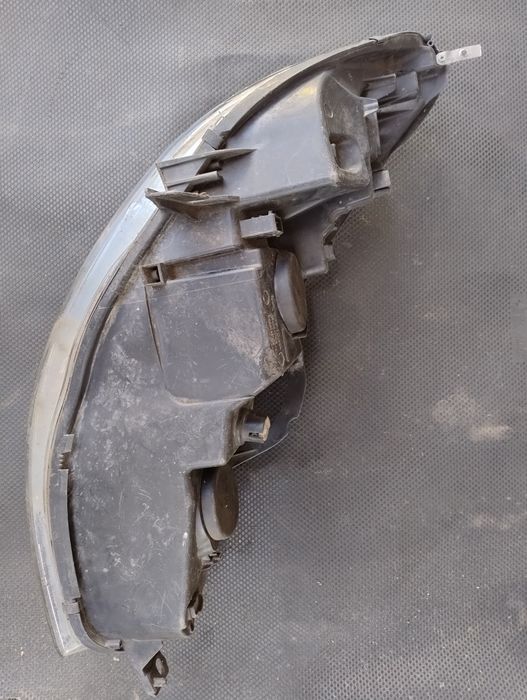 Far stanga cu lupa PEUGEOT 407 2004
cod 0301213201