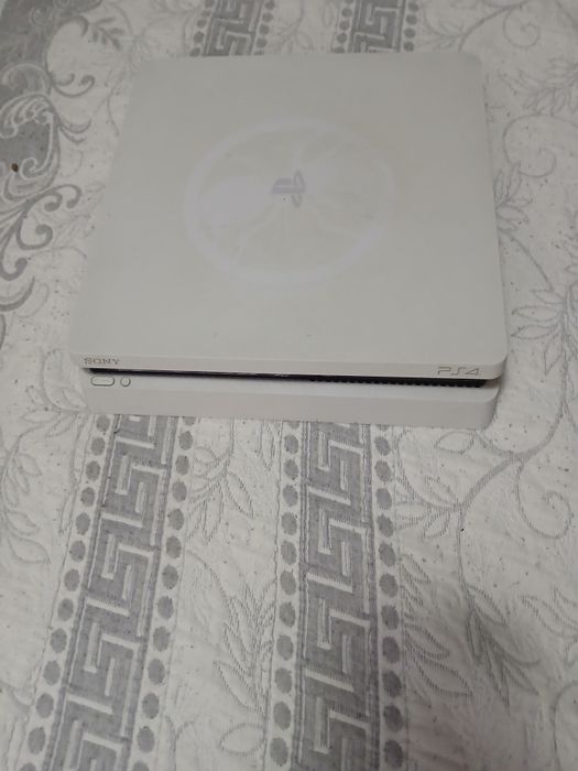 Vând ps4 white edition +maneta originala+gta5 si 2 jocuri