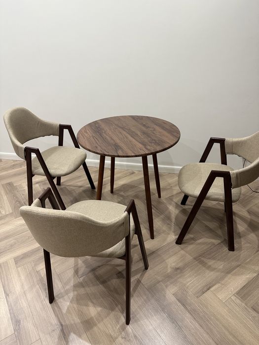 Стол и стулья кухонные