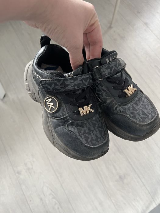 Отдам кроссовки детские