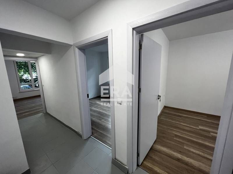 Завършен до ключ офис под наем, с три отделни стаи, кухненски бокс и т