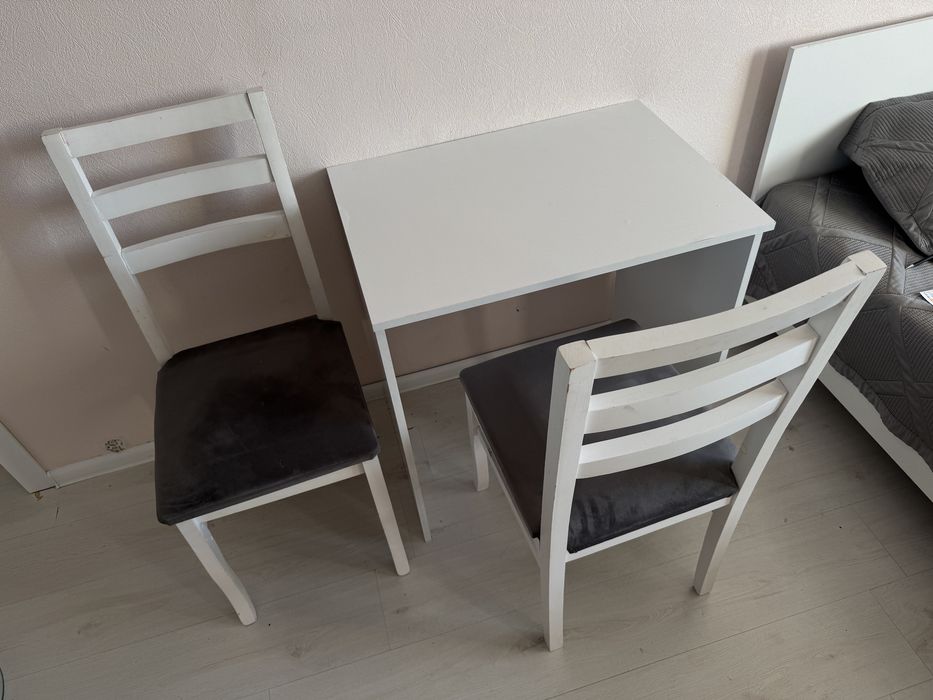Продам писменный стол и 2 стула
