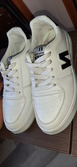 Кроссовки почти новые