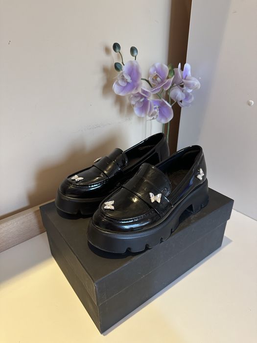 Черни лоуфъри с пеперуди