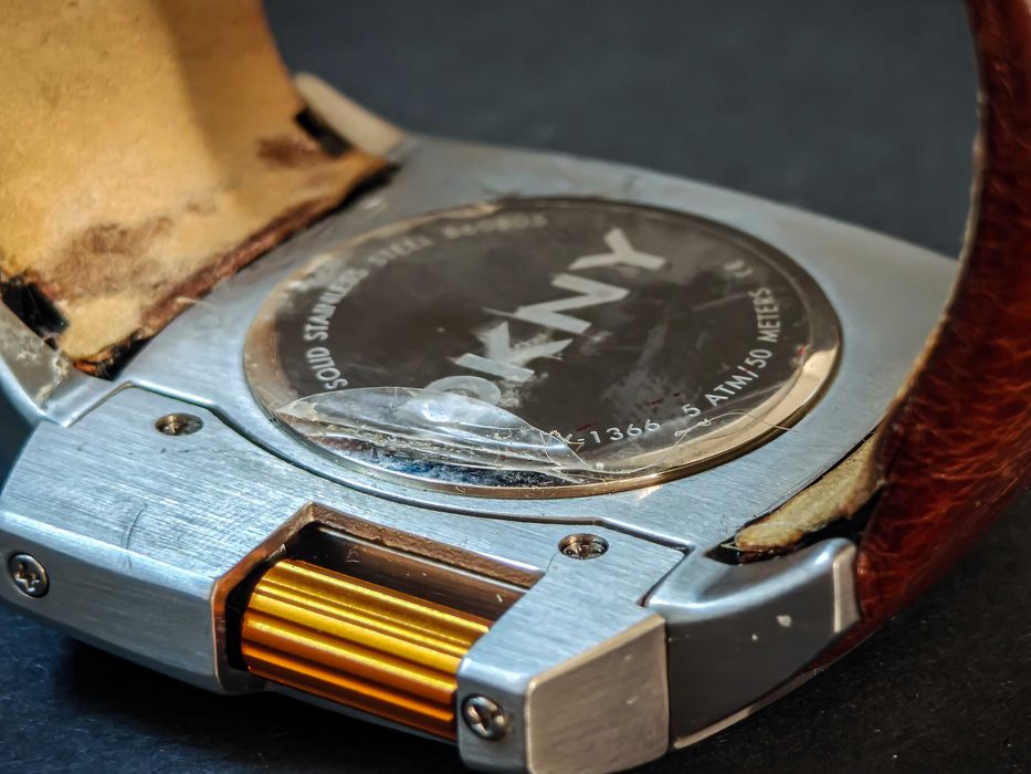 Продавам часовник DKNY