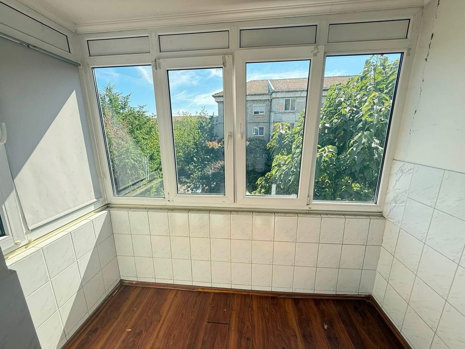 Apartament cu 3 camere , zona Rogerius