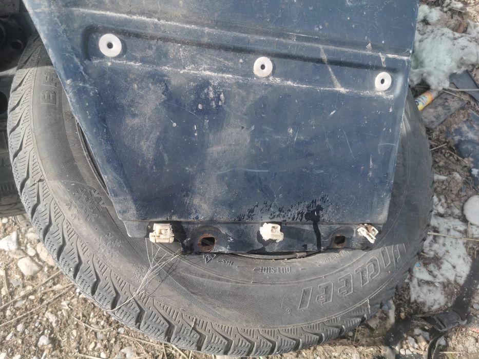 Запчастей на машине машину мерседес