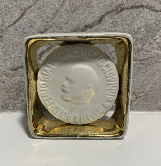 Фарфор плакетка Ленин