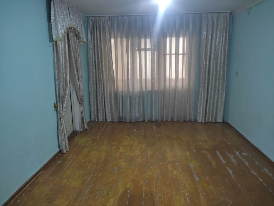 Сручна уй сотилади 
Хоналар сони 2 та
Каватлиги 2- кават 
Балкон 2х6