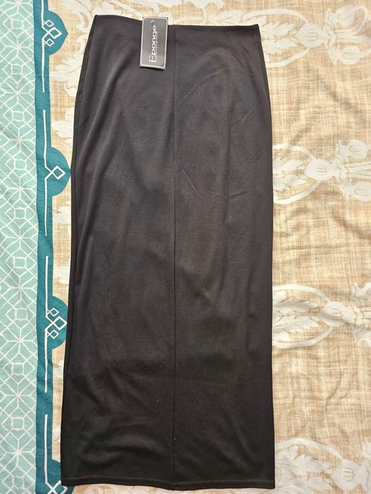 Fusta noua, chic, lunga cu crapatura pe picior 38-40
