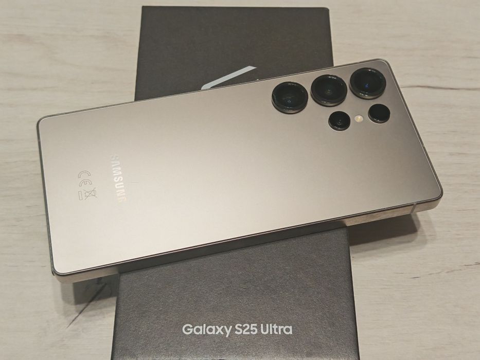 Перфектен Samsung Galaxy S25 Ultra 256 GB Гаранция