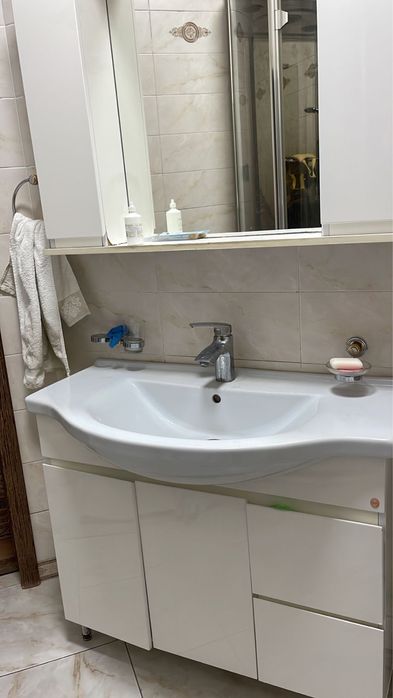 Тумба с раковиной и шкаф