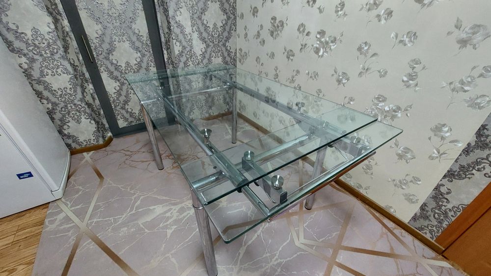 Стол раздвижной, стеклянный