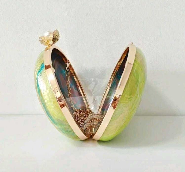 Елегантен клъч в зелени нюанси с перлена закопчалка