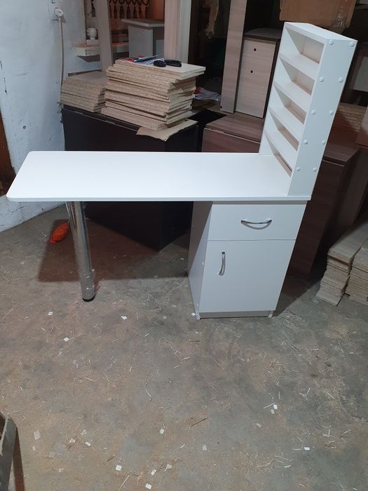 Маникюрный стол новый