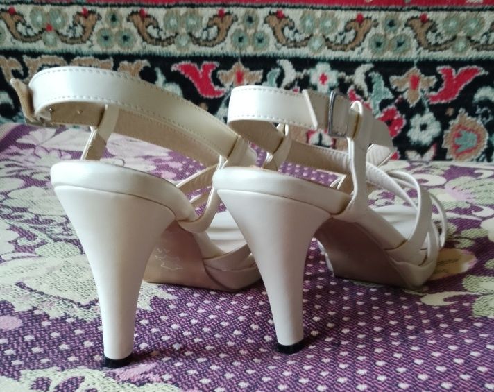 Продаю новые босоножки