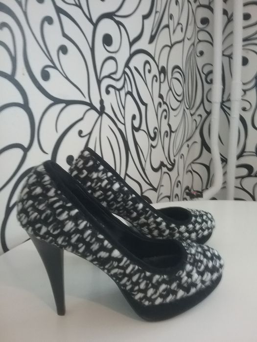 Продам  новые  туфли 37  размер