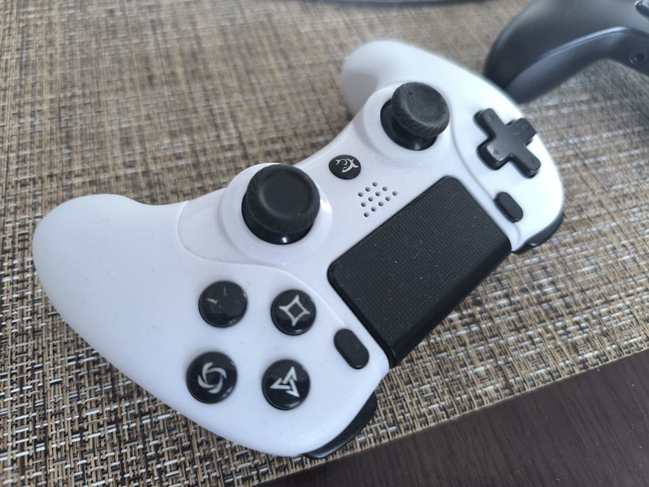 Controllere  PS4 și Xbox
