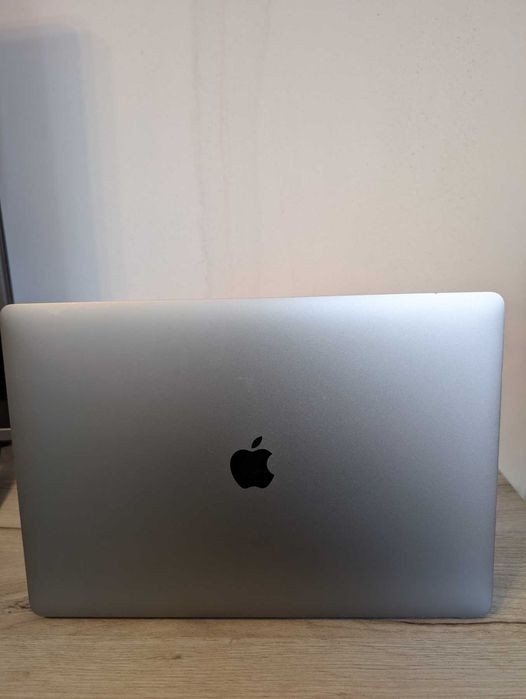 MacBook Pro 2019 6-Core i7 16GB Ram 250GB SSD Radeon 4GB Touchbar