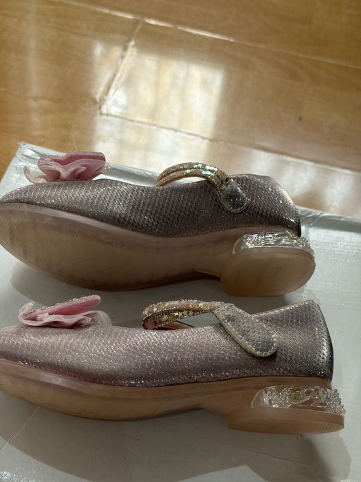 Продам детские туфли