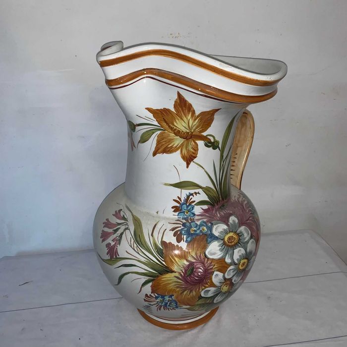 Ulcior cu maner din portelan