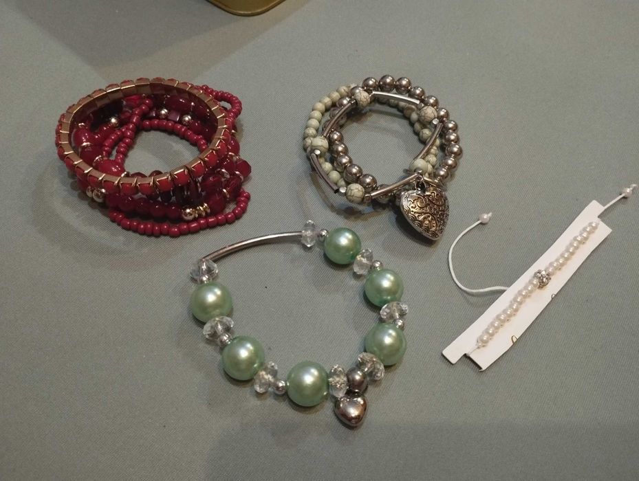 Различни бижута на символични цени