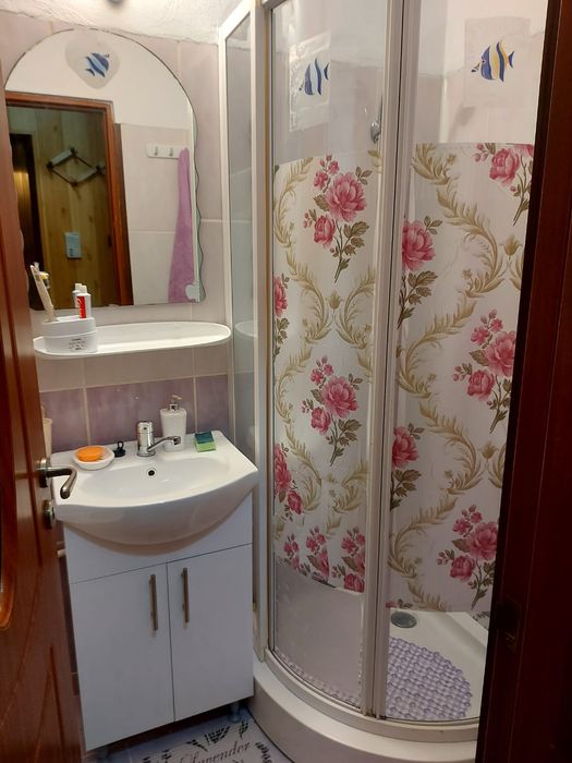 Închiriez garsoniera pe termen lung,zona 9 Mai,parter( 1100 lei)i,