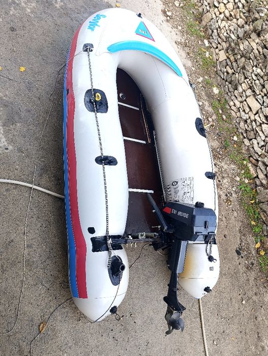 Лодка с извънбордов двигател 2 так. 4.кс Evinrude