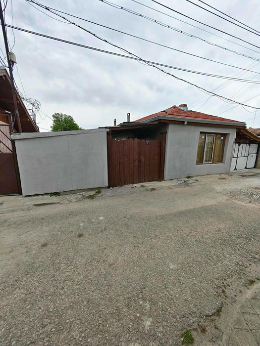 Къща в Центъра на гр.Силистра, на 100м от Дунавската градина, с нов покрив и дограма, 9 стаи