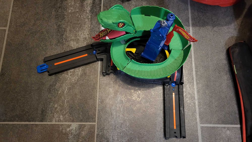 HotWheels гараж за колички и писти