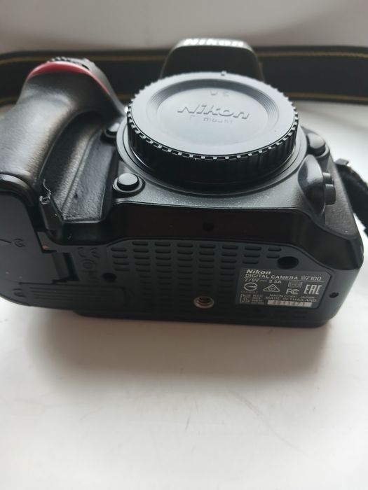 Nikon D71000 foapparat sotiladi