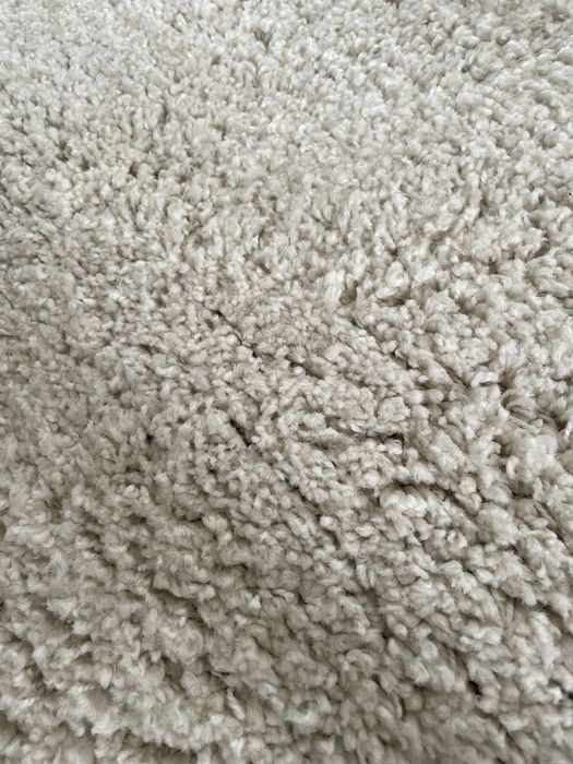 Уютен и много мек бежов килим