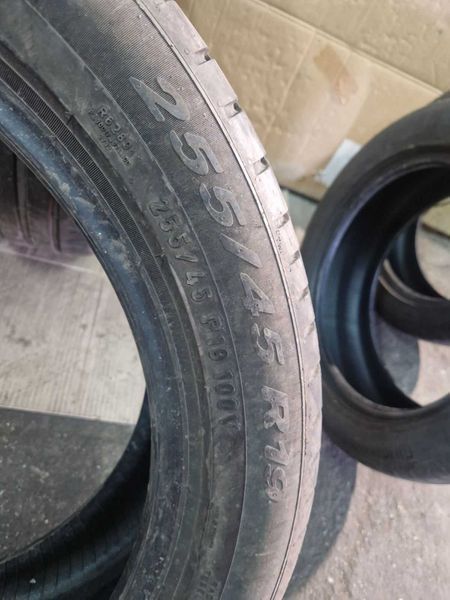 2 Pirelli R19 255/45/ 
летни гуми DOT0421