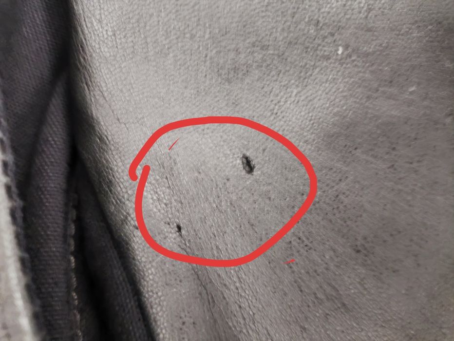 Geaca neagra din piele