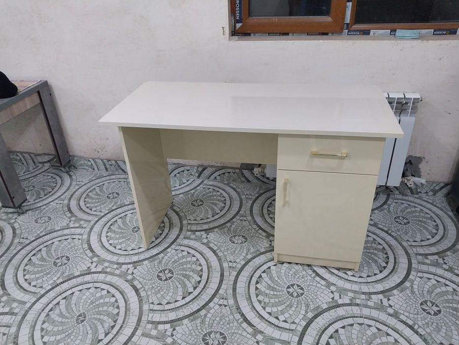 Стол писменный одно тумбовый