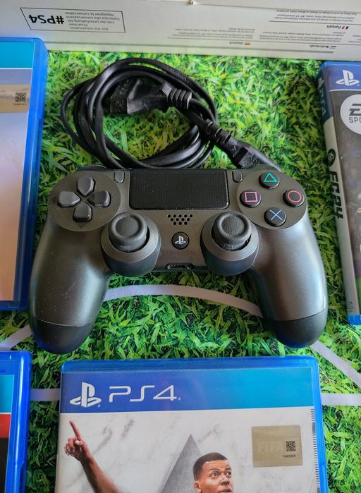 PlayStation 4 Slim 1 TB, 1 controller, 5 games