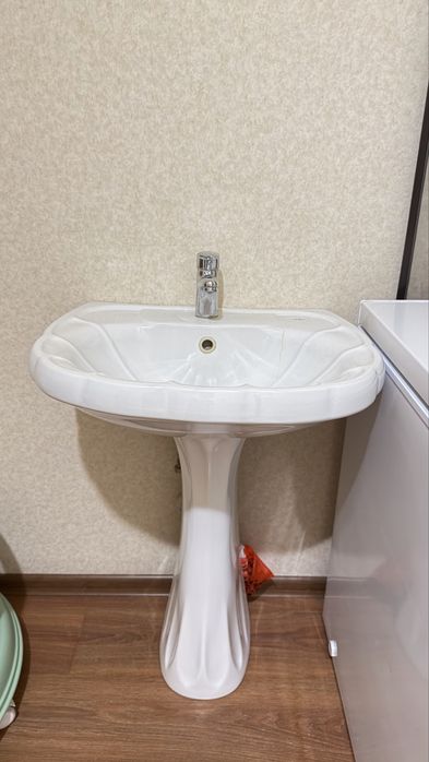 Раковина с ножкой