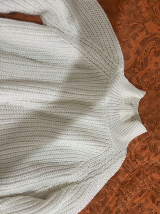 Женский вязанный свитер