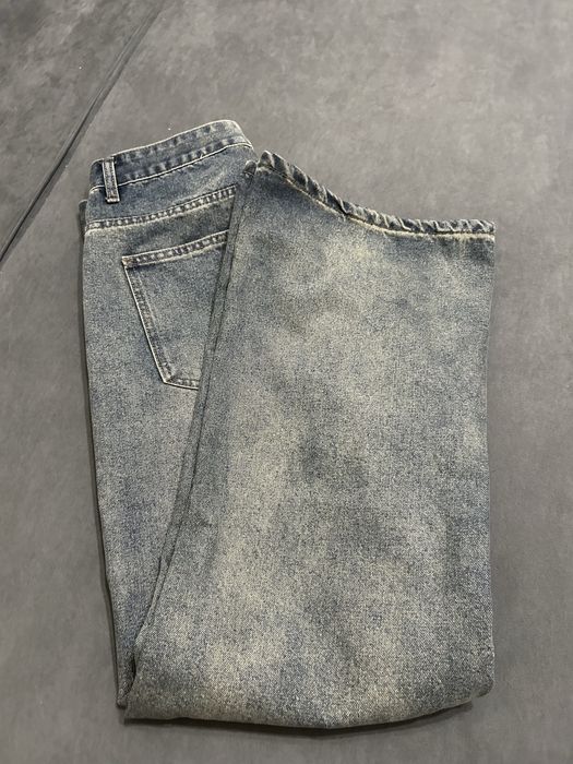 Джинсы широкие.