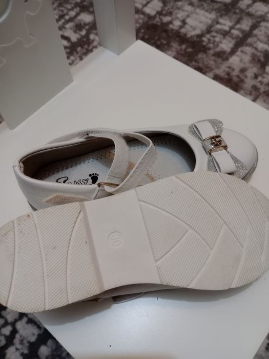 Детски бели обувки