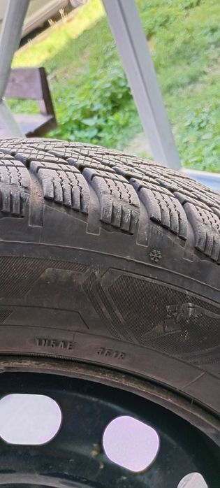 Vând 2 cauciucuri de iarna Goodyear ultragrip 195/65/R15 dot 2024  pe jante Ford
Uzură extrem de mică!
Anvelopele sunt montate pe jante de tablă.