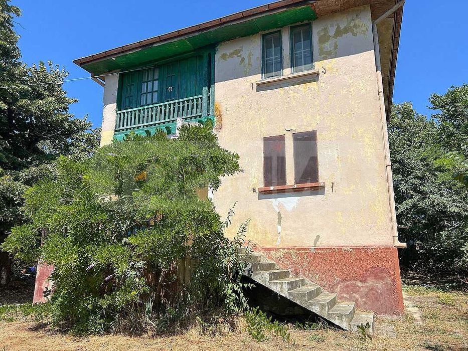 Двуетажна къща с голям парцел в Морската градина