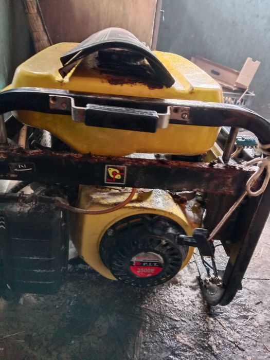 Продам бензиновый генератор