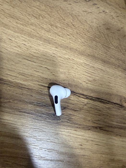 Правый наушник Airpods pro