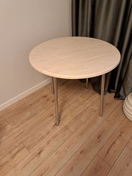 Продам столик круглый