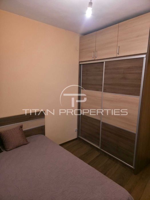 Тристаен обзаведен апартамент Център