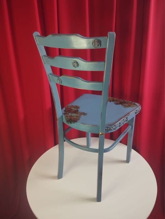 Стулья парные, декорированы