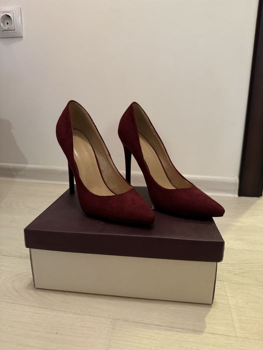 Червени велурени токчета